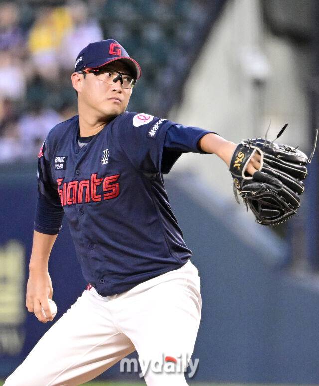 2025년 9월 2일 오후 서울 잠실구장에서 열린 '2025 신한 SOL뱅크 KBO 리그' 롯데 자이언츠와 LG 트윈스의 경기. 롯데 선발투수 박세웅이 역투하고 있다./마이데일리