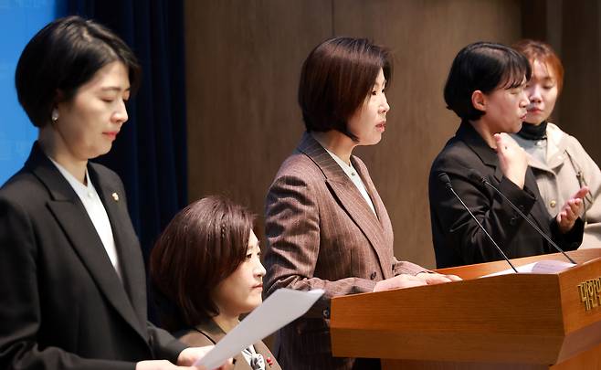 국회 보건복지위원회 야당 간사인 국민의힘 김미애 의원과 보건복지위원들이 24일 국회 소통관에서 전날 보건복지부가 국민연금기금의 효율적인 전략적 환헤지를 위해 태스크포스를 운영한다고 밝힌 것이 사실상 환율 상승에 국민연금을 동원한 것이라며 이를 규탄하고 있다. [연합]