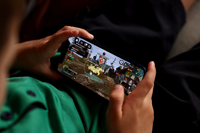 뉴질랜드 오클랜드의 한 어린이가 지난달 스마트폰으로 게임 플랫폼 로블록스에 접속해 게임을 즐기고 있다.[게티이미지]