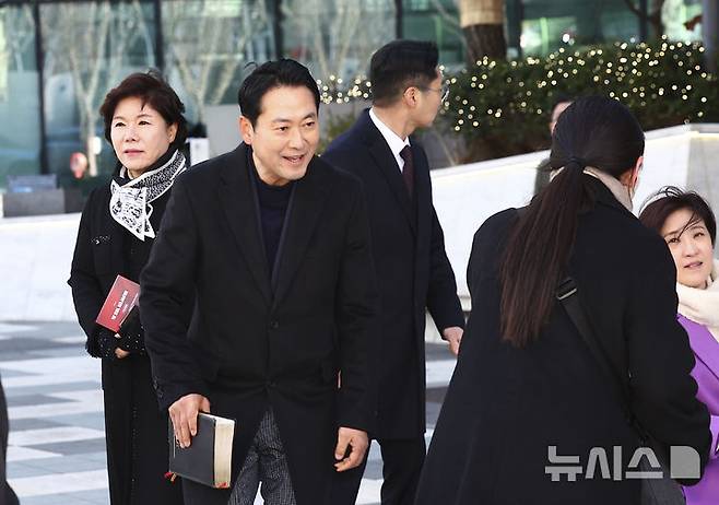 [서울=뉴시스] 김근수 기자 = 장동혁 국민의힘 당대표가 25일 서울 서초구 사랑의교회에서 진행된 성탄 예배를 마치고 이동하고 있다. 2025.12.25. ks@newsis.com