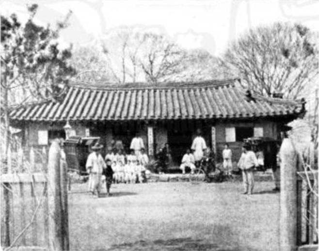 1895년 기와집으로 신축한 소래교회. 'Fifteen years among the topknots Life in KoreaUnderwood' 캡처