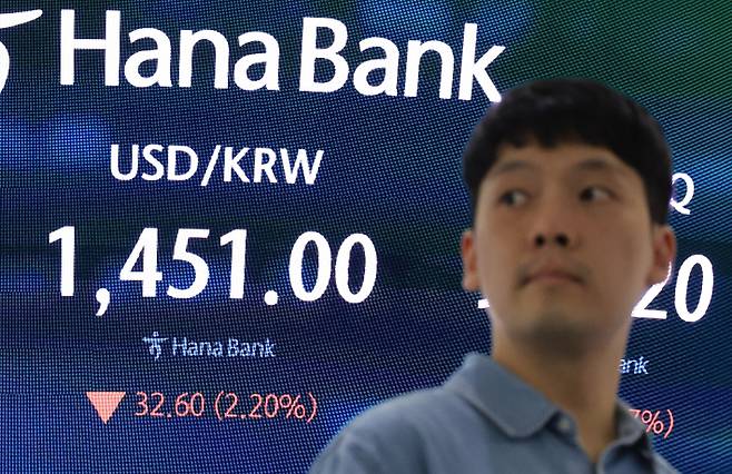 서울 중구 하나은행 본점에서 직원들이 증시와 환율을 모니터하고 있다. 연합뉴스