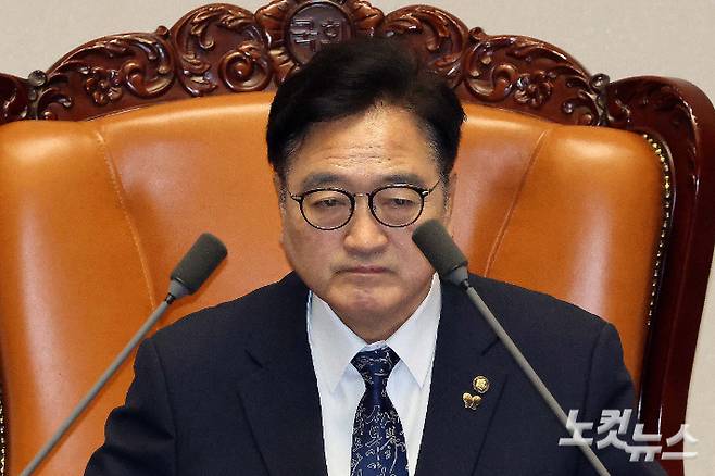 우원식 국회의장이 24일 서울 여의도 국회에서 열린 12월 임시국회 본회의에서 정보통신망법 개정안 무제한 토론의 사회를 보고 있다. 박종민 기자