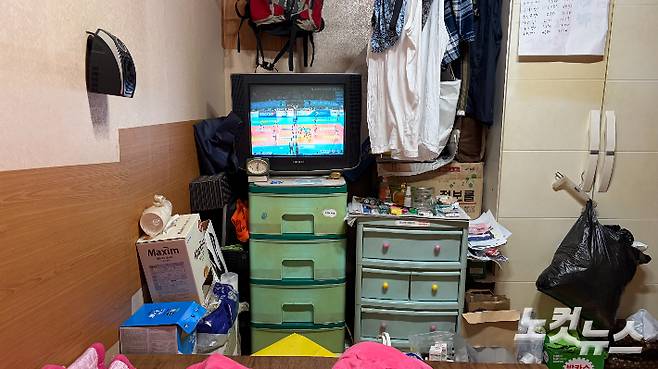 24일 여자 배구가 틀어져 있는 박상봉씨 집의 텔레비전. 박인 기자