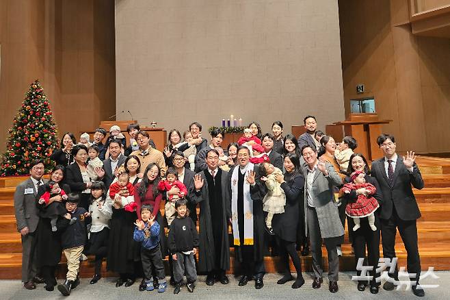 새문안교회는 성탄절예배에서 진행된 유아 세례식에선 14명의 어린이들이 유아세례를 받았다.