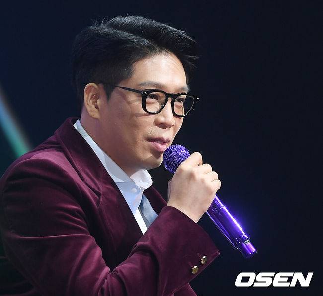 [OSEN=민경훈 기자] 25일 오후 서울시 광진구 광장동 예스24 라이브홀에서 MC몽(엠씨몽) 정규8집 ‘CHANNEL 8’ 발매 기념 음감회가 열렸다.MC몽이 취재진의 질문에 답하고 있다./rumi@osen.co.kr