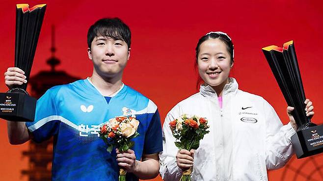 WTT 파이널스 홍콩 혼합복식 우승을 합작한 신유빈(오른쪽)과 임종훈