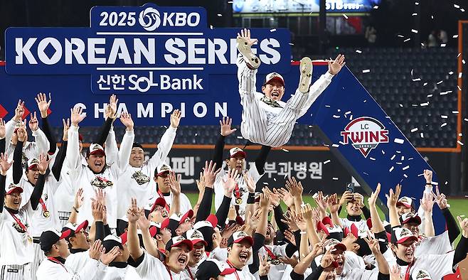 LG 선수들이 2025시즌 통합우승을 차지한 뒤 염경엽 감독을 헹가래 치는 모습.&nbsp;세계일보 자료사진