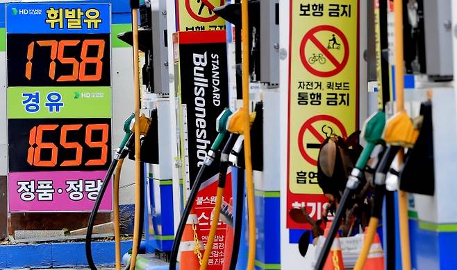 24일 서울의 한 주유소에 휘발유 가격이 ℓ당 1758원을 나타내고 있다. 정부는 이달 말 종료 예정이던 유류세 인하 조치를 내년 2월까지 2개월 연장하고, 자동차 개별소비세 인하 조치는 6개월 연장하기로 했다. 뉴스1