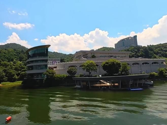 통일교 수익 사업으로 전락한 ‘북한강 천년뱃길’ 사업에 가평군이 투자하는 전체 예산은 150억원에 달한다. 사진은 통일교가 운영하는 HJ크루즈 위에서 HJ천주천보수련원을 바라본 모습. 유튜브 마카다TV 영상 캡처