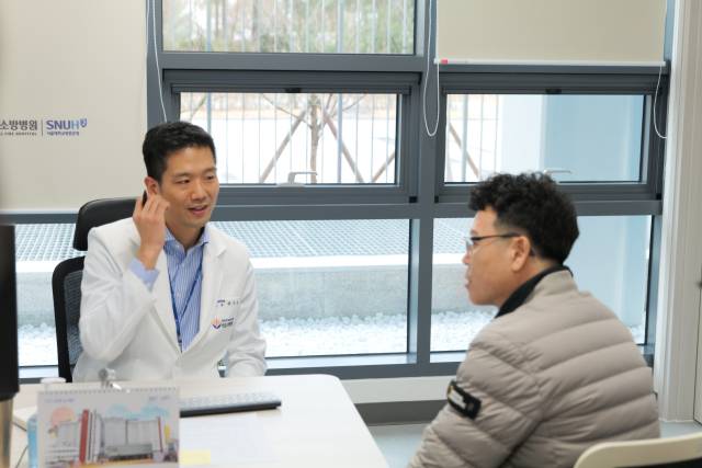24일 국립소방병원 1층 외래진료실에서 전인표(왼쪽) 재활의학과 교수가 청주소방서 서충주안전센터 소속 김홍걸 소방경과 치료 계획을 논의하고 있다. 사진 제공=서울대병원