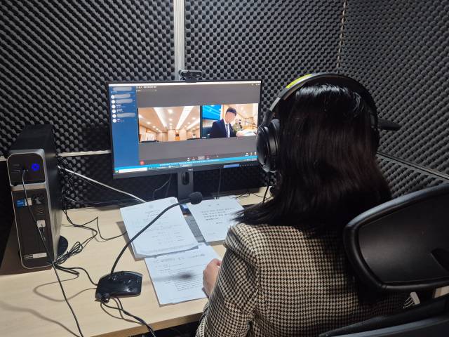 18일 서울동부지법 법정통역센터에서 통역인 아드하모바 사이다 씨가 영상 통역을 진행하고 있다. 정유나 기자