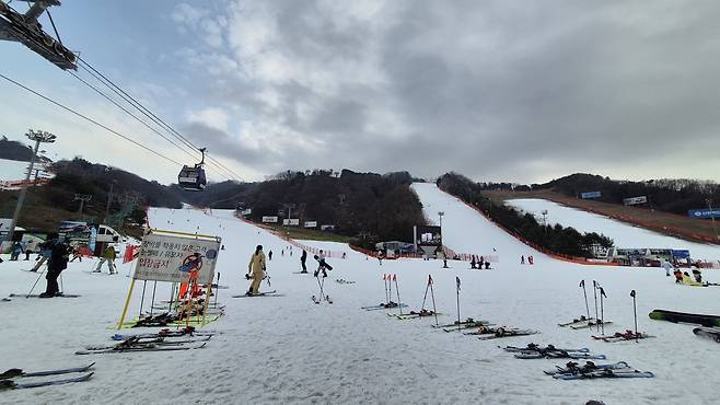 홍천 비발디파크는 아이들과 가볍게 하루 나들이로 다녀오기 좋은 스키장이다.    홍천 ｜ 양형모 기자