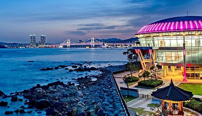 해운대해수욕장 바로 옆 동백섬에 위치한 누리마루 APEC하우스         사진출처=부산관광공사 홈페이지