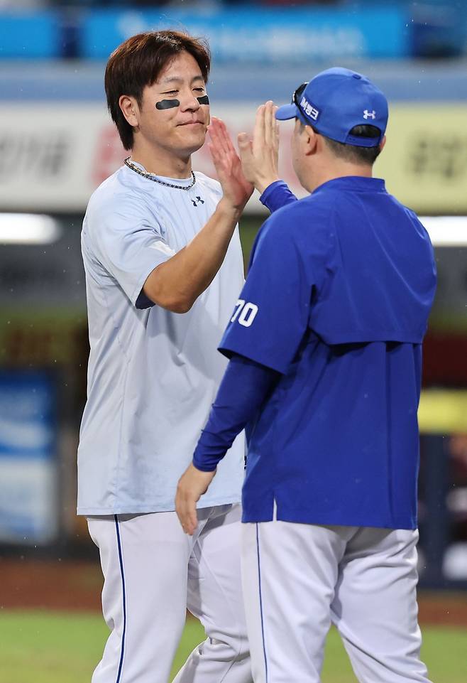 박진만 삼성 감독과 하이파이브하는 강민호. 삼성 라이온즈 제공