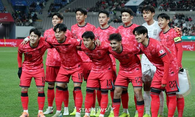 축구 국가대표 A매치 친선경기 대한민국과 가나의 경기가 지난달 18일 서울월드컵경기장애서 열렸다.  손훙민을 비롯한 스타팅 멤버들이 기념촬영을 하고 있다. /사진=김진경 대기자