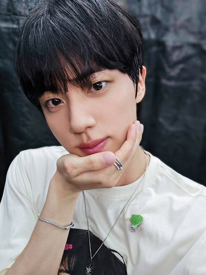 '존재만으로 최고의 크리스마스 선물' 방탄소년단 진, 아이돌픽 위클리 31주 연속 1위