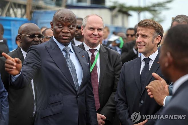 브리스 올리귀 응게마 가봉 대통령과 마크롱 프랑스 총리 [AFP 연합뉴스 자료사진. 재판매 및 DB 금지]