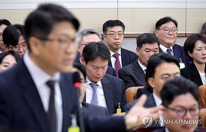 문지석 검사 답변 듣는 엄희준 검사 (서울=연합뉴스) 류영석 기자 = 엄희준 광주고검 검사(맨 뒷줄 오른쪽)가 23일 국회 법제사법위원회에서 열린 2025년 국정감사에서 문지석 광주고검 검사의 답변을 듣고 있다. 2025.10.23 ondol@yna.co.kr