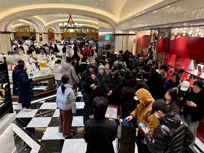 서울 서초구의 한 백화점에서 케이크를 사려고 줄 선 시민들 [촬영 정연솔 수습기자]