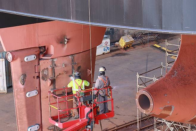 한화 필리조선소 선체 하부 작업 모습 (필라델피아=연합뉴스) 이지헌 특파원 = 지난 22일(현지시간) 미국 필라델피아 한화필리조선소 독(건조시설)에서 근로자들이 선체 하부에서 용접 후 마무리 작업을 하고 있다. 2025.12.25 pan@yna.co.kr