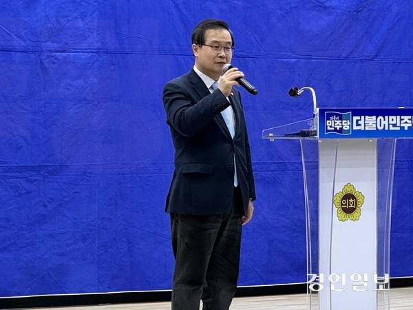 26일 오전 경기도의회 대회의실에서 열린 더불어민주당 의원총회에서 민주당 최고위원 보궐선거에 나선 이건태(부천병) 의원이 발언하고 있다. 2025.12.26 /한규준기자 kkyu@kyeongin.com