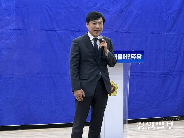 26일 오전 경기도의회 대회의실에서 열린 더불어민주당 의원총회에서 민주당 최고위원 보궐선거에 나선 이성윤(전주을) 의원이 발언하고 있다. 2025.12.26 /한규준기자 kkyu@kyeongin.com