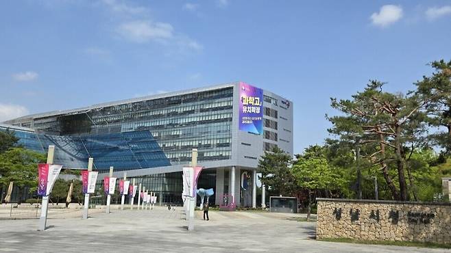 ▲ 성남시는 지난 24일 '미래형 과학고' 설립에 따른 지역사회 기여방안 마련을 위한 연구 용역 최종보고회를 열었다. 연구 결과 판교 IT 산학 협력, 취약계층 IT 교육봉사, 과학동아리 페스티벌, 지역 연계 IT 경진대회, 청소년 환경문제 리빙랩 등 유형별 프로그램이 제안됐다. 시는 이번 연구 결과를 성남교육지원청 및 분당중앙고등학교에 2026년 과학고 교육과정 구성시 참고 요청하고, 미래형 과학고를 중심으로 지역 기업·대학·교육기관 간 협력 생태계 구축에 대응할 계획이다. /성남=김규식 기자 kgs@incheonilbo.com /사진=인천일보 DB