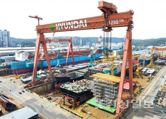 ▲ 정부가 조선업계의 운영 애로사항과 인력 수급 문제 해결을 위한 TF를 구성하고 방안 마련에 나섰다. 사진은 HD현대중공업 울산공장 야드. HD현대중공업 제공