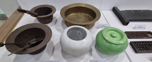 창녕 영산민속전시관에 있는 화로와 요강.