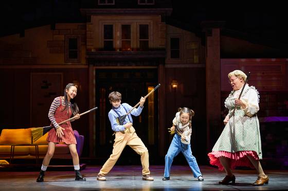 뮤지컬 미세스 다웃파이어 공연 장면. <샘컴퍼니·스튜디오선데이 제공>