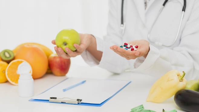 약과 함께 먹었다가 약효를 반감시키거나 부작용을 나타내는 식음료가 있다｜출처: 클립아트코리아