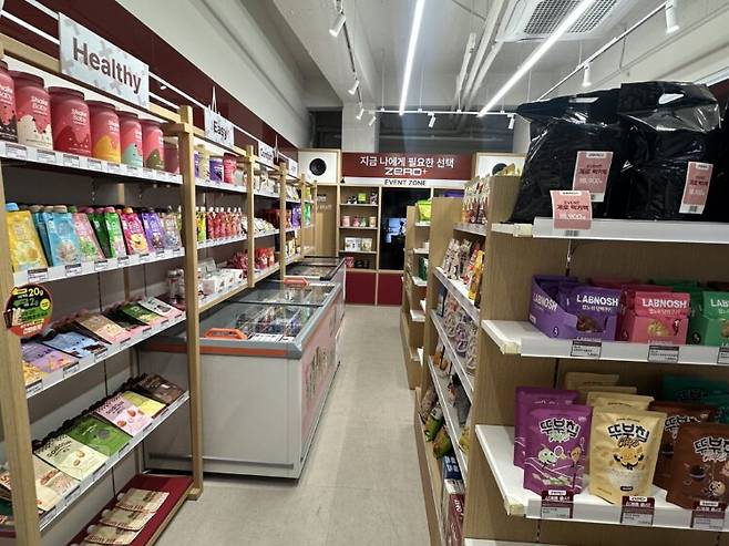 숙대 입구역 근처에 있는 무인 제로 편의점 내부. 가판대에 놓인 제품들은 모두 저당·저칼로리 식품들이다. 사진=최지연 기자