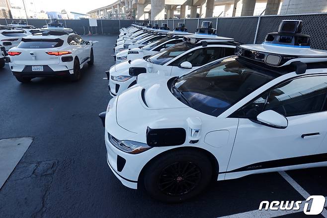 2021년 10월 미국 샌프란시스코에서 구글이 운영하는 자율주행 무인택시(로보택시) 웨이모가 주차장에 주차된 모습이다. 2021.10.19. ⓒ 로이터=뉴스1 ⓒ News1 김성식 기자