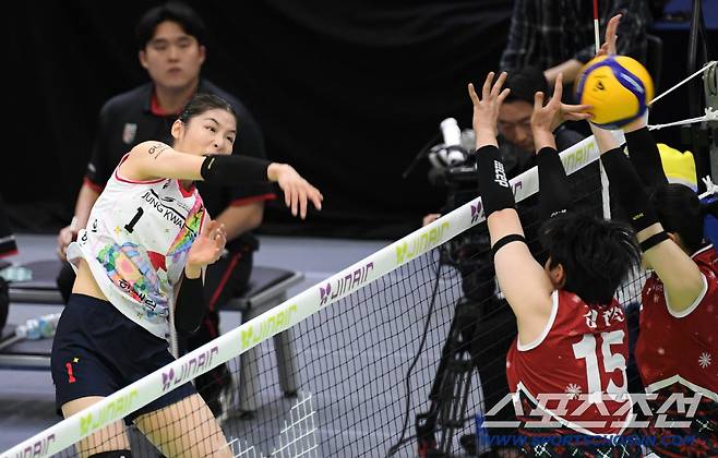 인쿠시는 1세트 장점인 파워풀한 스파이크로 득점을 올리며 기분 좋게 시작했다.