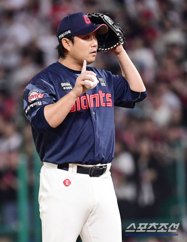 26일 인천 SSG랜더스필드에서 열린 KBO리그 SSG와 롯데의 경기. 피치컴을 듣고 있는 롯데 김상수. 인천=송정헌 기자songs@sportschosun.com/2025.03.26/