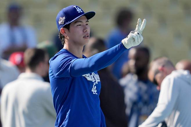 Los Angeles Dodgers' Hyeseong Kim motions during batting practice prior to Game 3 of baseball's World Series against the Toronto Blue Jays, Monday, Oct. 27, 2025, in Los Angeles. (AP Photo/Ashley Landis)







<저작권자(c) 연합뉴스, 무단 전재-재배포, AI 학습 및 활용 금지>