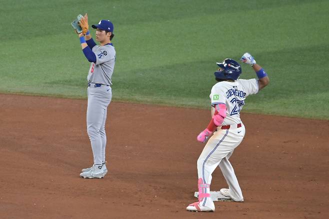 epa12498503 Toronto Blue Jays Vladimir Guerrero Jr. (R) reacts after hitting a double as Los Angeles Dodgers second baseman Hyeseong Kim (L) looks on during the 11th inning of the MLB World Series game seven between the Los Angeles Dodgers and the Toronto Blue Jays in Toronto, Canada, 01 November 2025.  EPA/EDUARDO LIMA







<저작권자(c) 연합뉴스, 무단 전재-재배포, AI 학습 및 활용 금지>