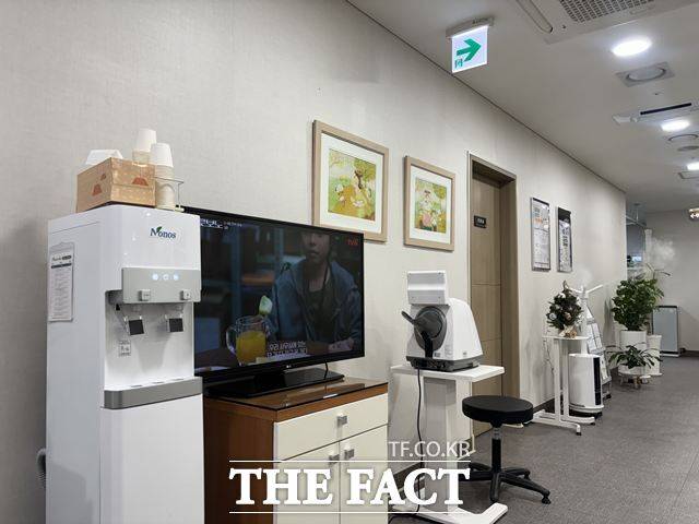 국회 의무실은 단순 진료를 넘어 국회 소속 직원들의 '쉼터'가 되기도 한다. 사진은 국회 본관에 위치한 내과 내부 모습. /이하린 기자