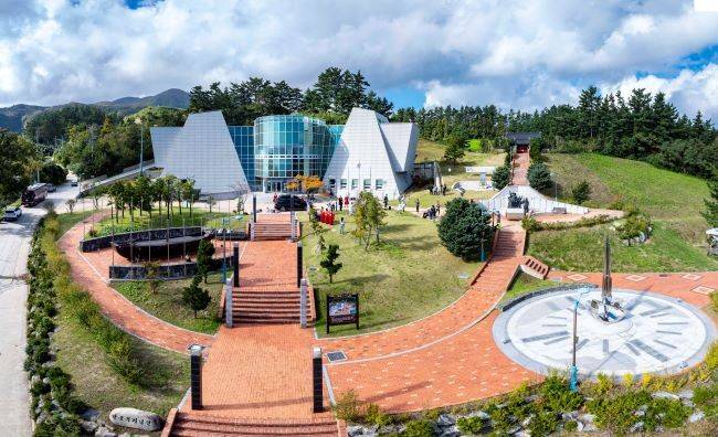 시설비 150억 원과 20억 원을 추가해 보수한 안용복기념관 전경. /울릉군