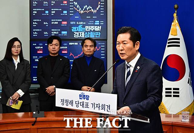 정청래 더불어민주당 대표가 26일 오전 서울 여의도 국회에서 기자회견을 열고 모두발언을 하고 있다. /국회=배정한 기자