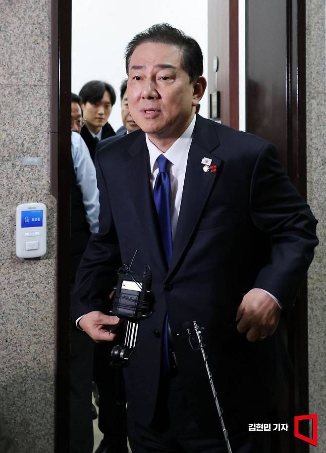 김병기 더불어민주당 원내대표가 24일 국회에서 '가족 항공사 의전 의혹'에 대한 입장을 말하고 있다. 2025.12.24 김현민 기자