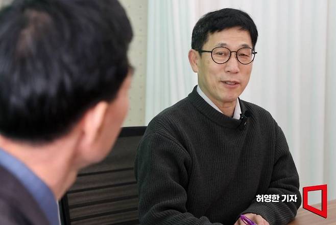 지난 23일 진중권 동양대 교수가 아시아경제 본사에서 '소종섭의 시사쇼'에 출연해 소종섭 정치스페셜리스트와 인터뷰하고 있다. 허영한 기자