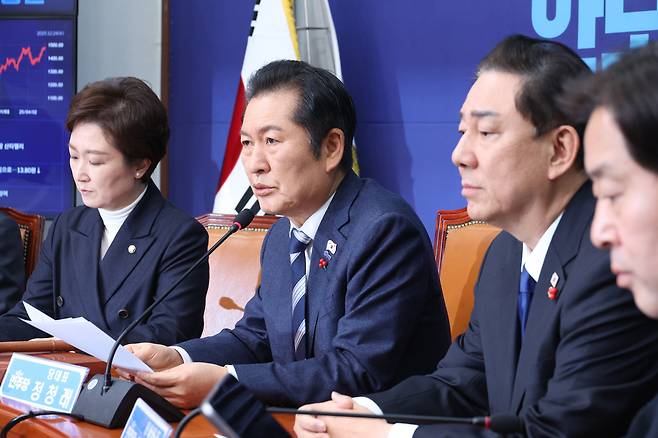 정청래 더불어민주당 대표가 24일 서울 여의도 국회에서 열린 최고위원회의에서 발언하고 있다./뉴스1