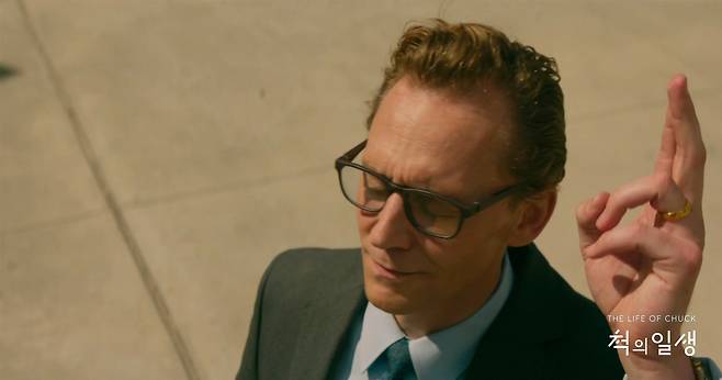 '척의 일생'은 주연 톰 히들스턴의 춤 실력이 빛을 발합니다. 길을 가다 멈추고 스텝을 본격적으로 밟기 전, 그루브를 타는 그의 모습이네요./워터홀컴퍼니