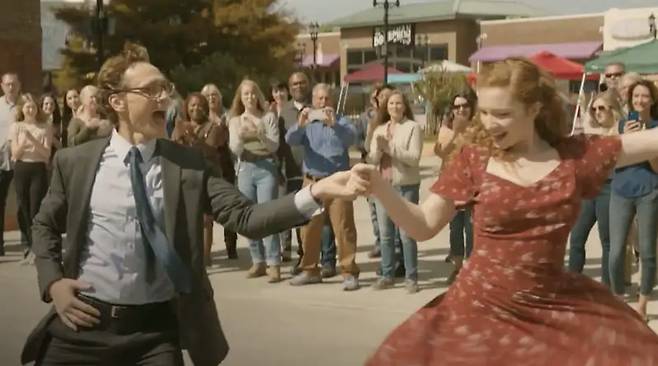 영화 '척의 일생'에서 춤추는 척(톰 히들스턴)과 빨간 드레스의 그녀. 이렇게 다정해 보이지만 이날 이 거리에서 처음 만난 사이. 그런데도 스텝이 척척. '척의 일생'에서 가장 흥겨운 장면입니다./워터홀컴퍼니