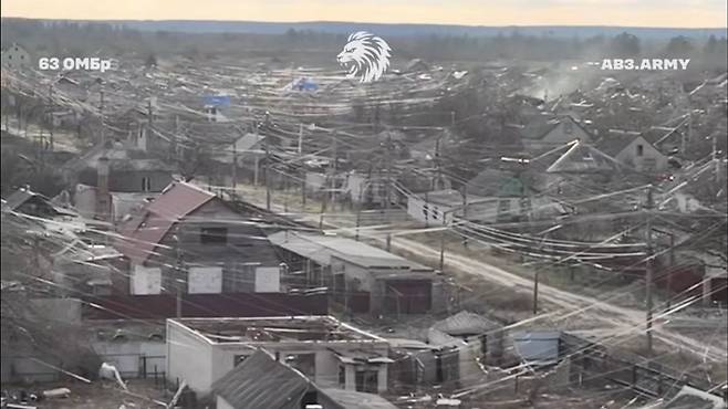 지난 19일 우크라이나군 제63독립기계화여단이 텔레그램을 통해 공개한 영상. 우크라이나 동부 전선에서 러시아·우크라이나군이 보낸 광섬유 드론에서 뿜어져 나온 케이블이 마치 거미줄처럼 온 마을을 덮고 있다. /텔레그램