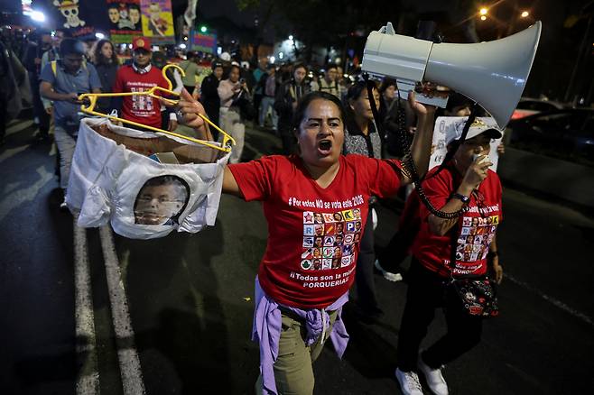 지난달 14일 페루 리마에서 청년단체 'Z세대'가 주최한 시위에 참여한 시위대가 행진하고 있다. /연합뉴스.