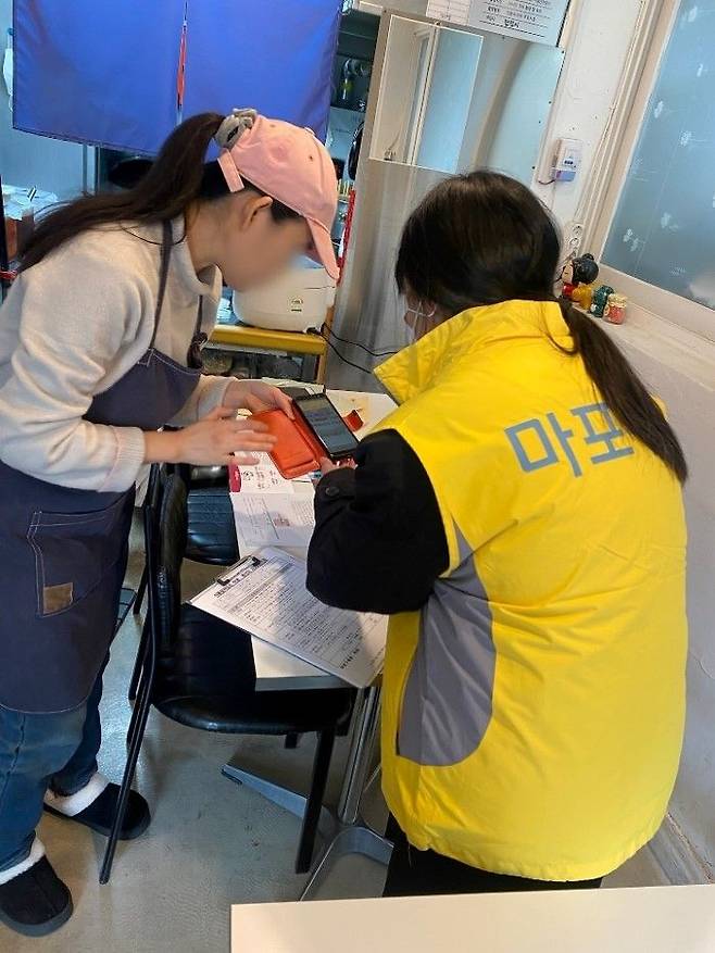마포구 관계자가 배달음식점 업소를 방문해 현장 점검을 실시하고 있다.ⓒ마포구 제공