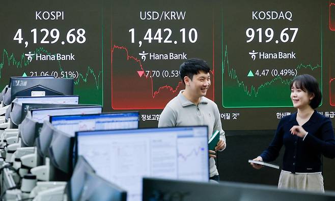 26일 오후 서울 중구 하나은행 딜링룸 전광판에 코스피, 코스닥 종가와 원·달러 환율이 나오고 있다.   이날 코스피는 전일 종가와 비교해 21.06포인트(p)(0.51%) 상승한 4129.68로 거래를 마쳤다. 코스닥은 전일 대비 4.47포인트(p)(0.49%) 상승한 919.67로 마감했다. 서울외환시장에서 달러·원 환율은 전일 오후 3시 30분 주간종가 대비 9.5원 내린 1440.3원을 기록했다. 2025.12.26. 뉴스1
